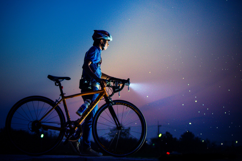 New ride bike. Велосипед ночью. Велосипедист с фонариком. Велосипед вечером. Ночная велопрогулка.
